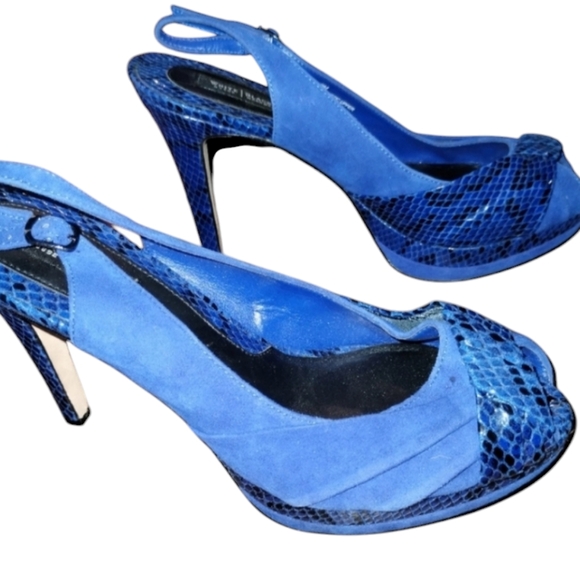 White House Black Market Shoes - White House Black Market blue leather pumps